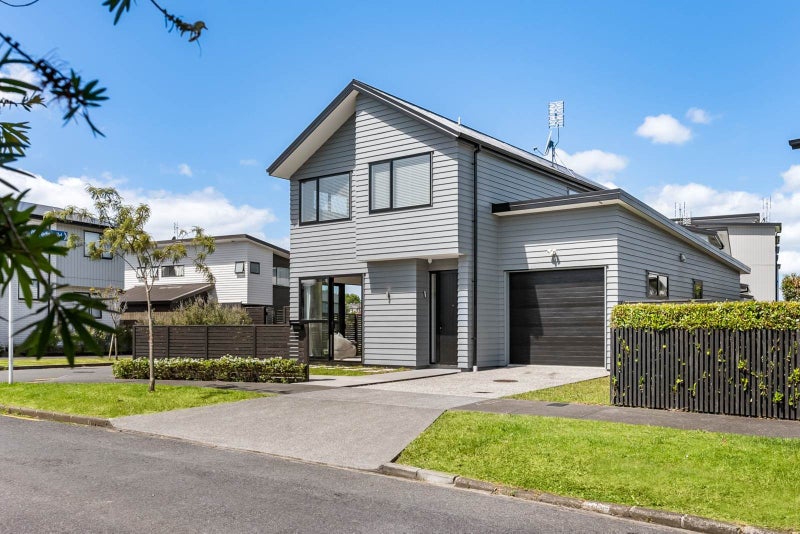 8 Kestrel Place, Wai o Taiki Bay, Auckland - Carousel 1