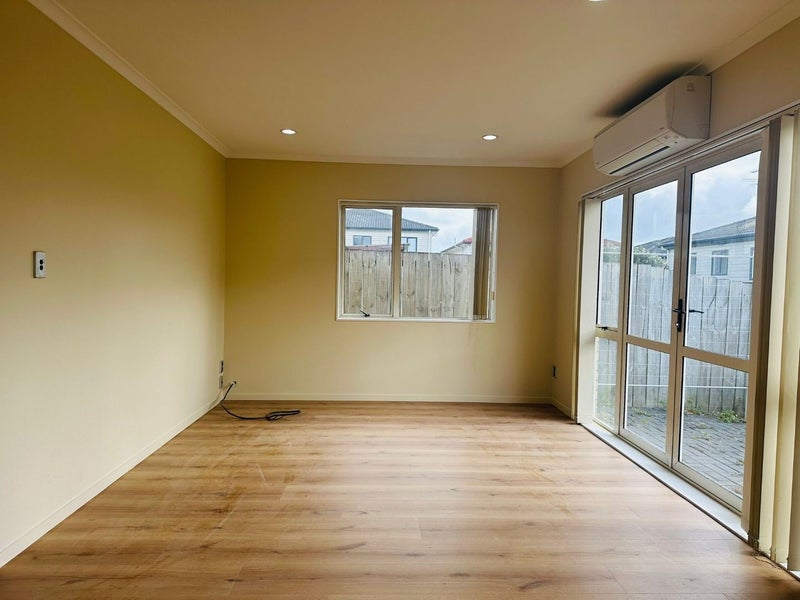 8 Magnolia Place, Flat Bush, Auckland - Carousel 2