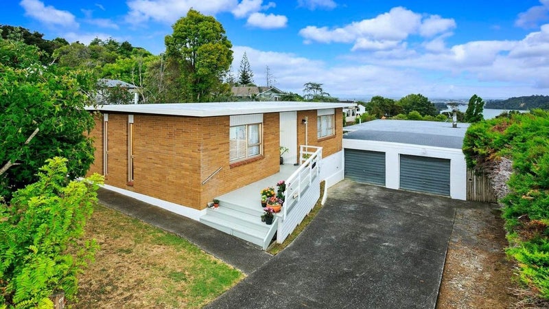 1/4 Lynn Road, Bayview, Auckland - Carousel 1