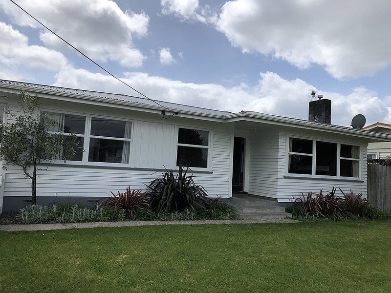 81 Lewis Street, Glenview, Hamilton - Carousel 1