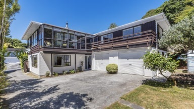 19 Greyfriars Crescent, Tawa, Wellington - Carousel 1