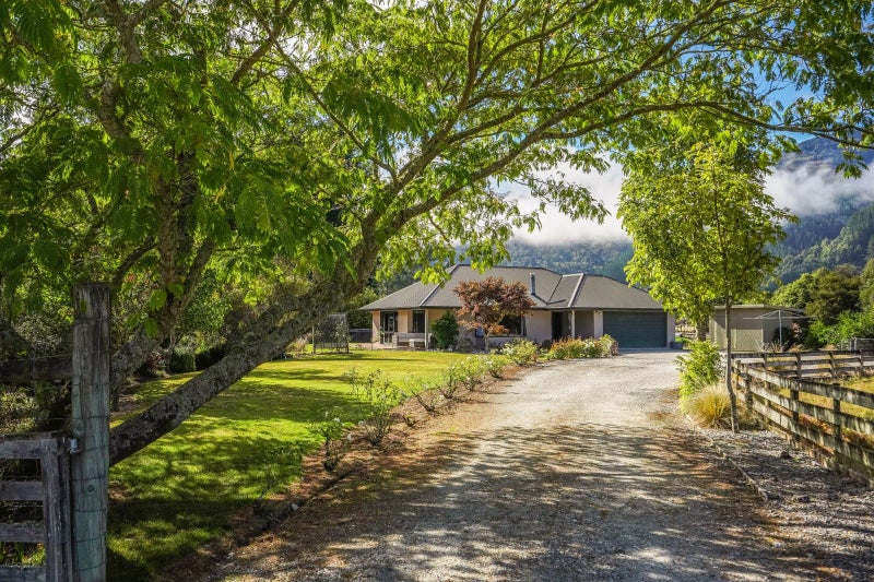 22 Grey Street, Murchison - Carousel 1