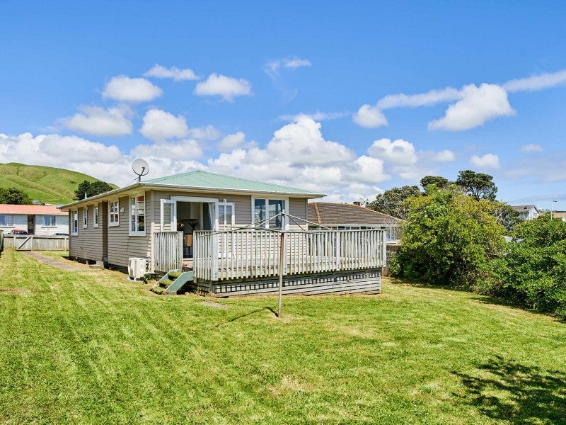 130 Arahura Crescent, Waitangirua, Porirua - Carousel 1