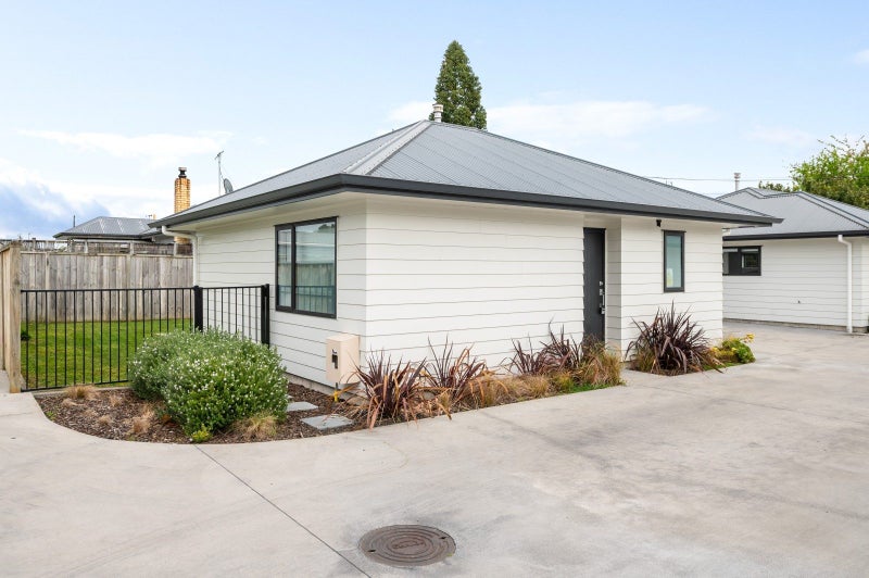 1/74 Claude Street, Fairfield, Hamilton - Carousel 1