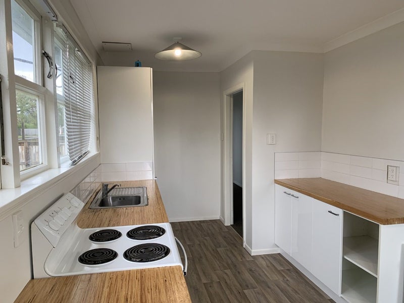 15 Queenwood Road, Levin - Carousel 1