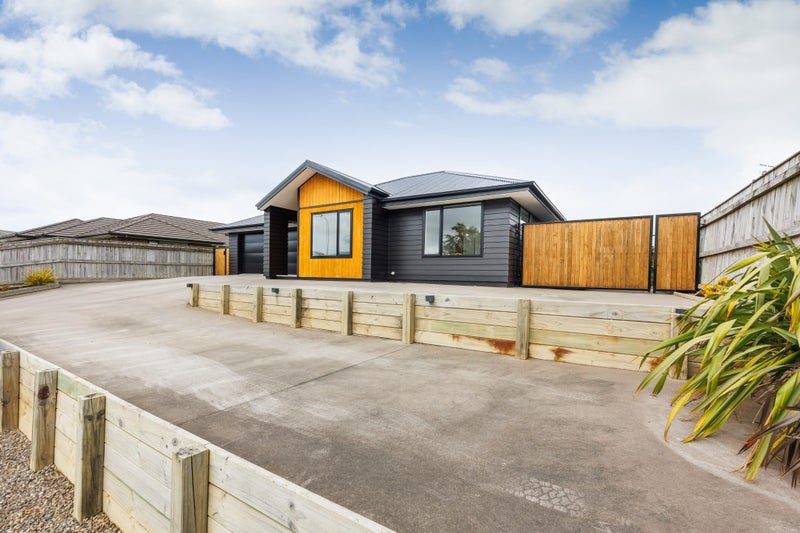 196 Pacific Drive, Fitzherbert, Palmerston North - Carousel 1