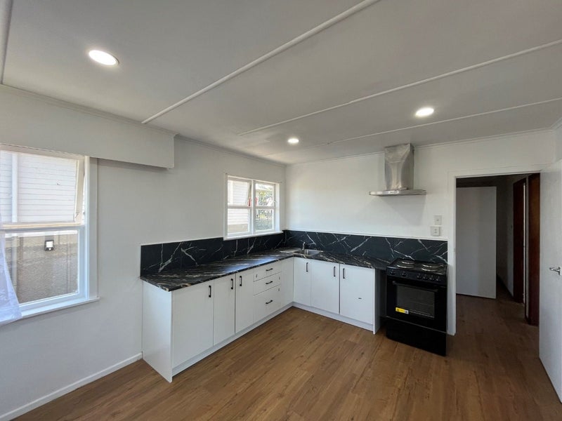 8 Plumley Crescent, Mangere, Auckland - Carousel 1