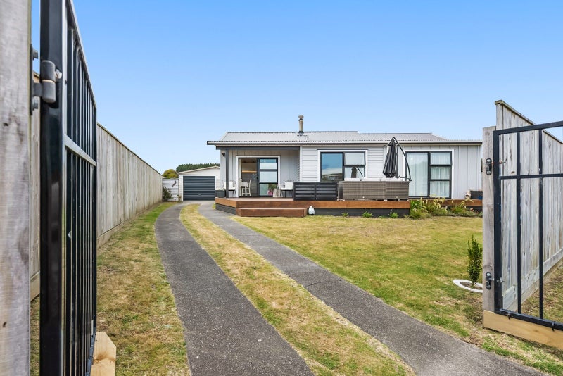 1 Colenso Place, Otaki Beach, Otaki - Carousel 27