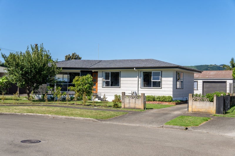 4 Anita Grove, Riverdale, Gisborne - Carousel 1