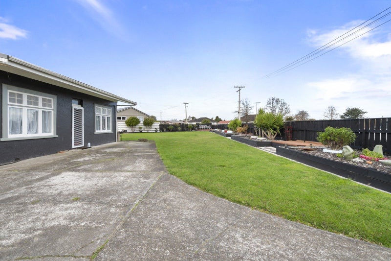 32 Flower Street, Bulls - Carousel 1