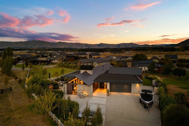 24 Mountain View Drive, WANAKA - Carousel 2