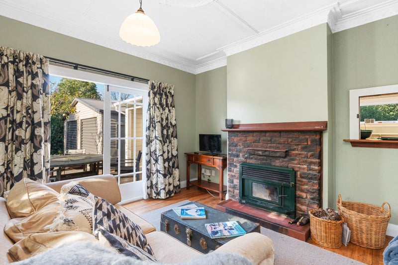 182 High Street North, Carterton - Carousel 2