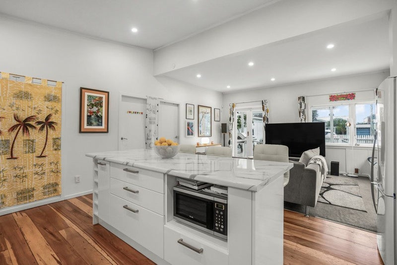 21 Tuatoru Street, Eastbourne, Lower Hutt - Carousel 1