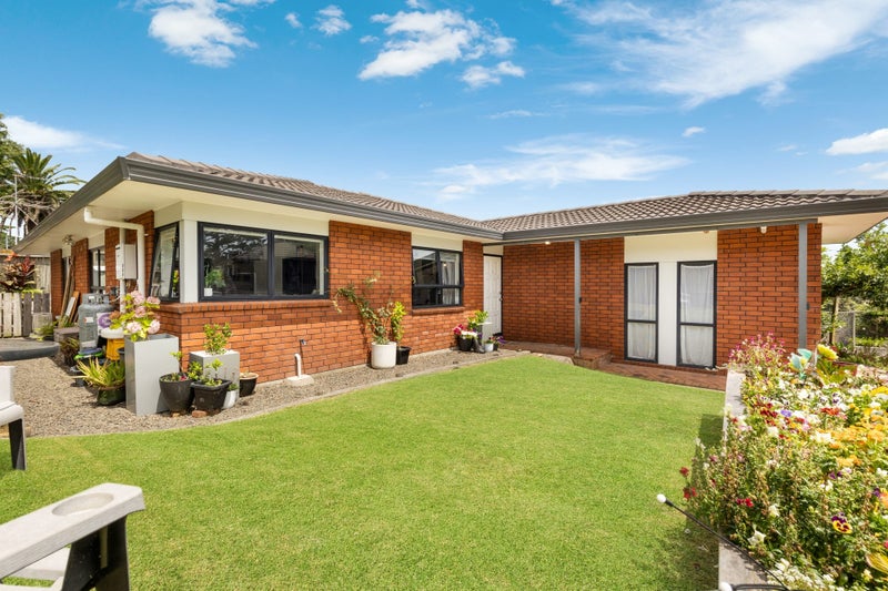 2/8 Lochend Place, Highland Park, Manukau City, Auckland - Carousel 1