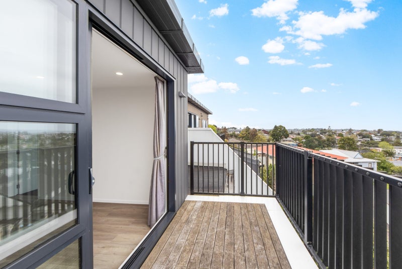 302/553C Glenfield Road, Glenfield, Auckland - Carousel 1