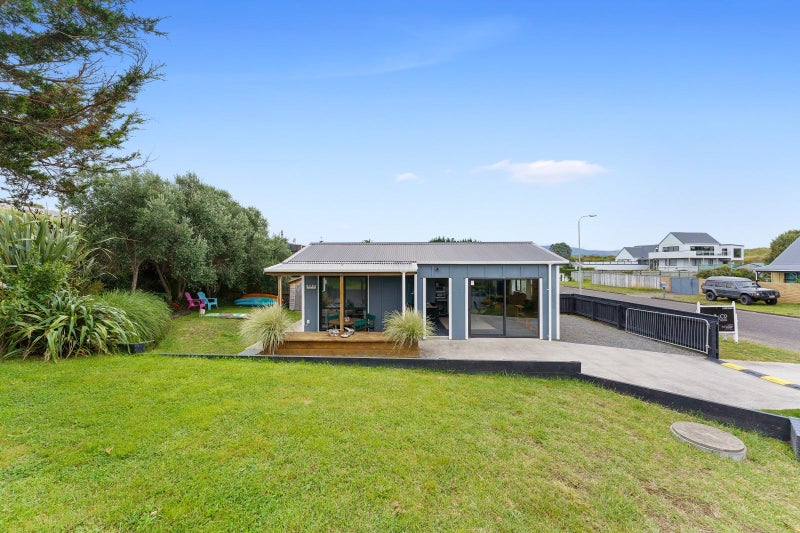 7 James Street, Waikawa Beach - Carousel 1