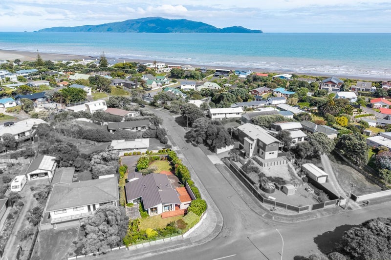 10 Jane Street, Waikanae Beach, Waikanae - Carousel 1