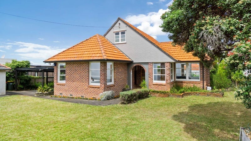 31 Norwood Road, Bayswater, North Shore City - Carousel 1