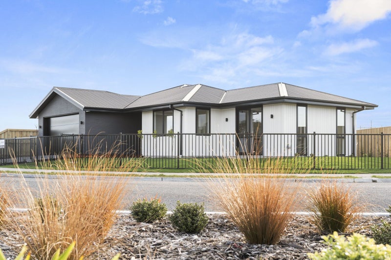 46 Greig Crescent, Amberley, Amberley - Carousel 1