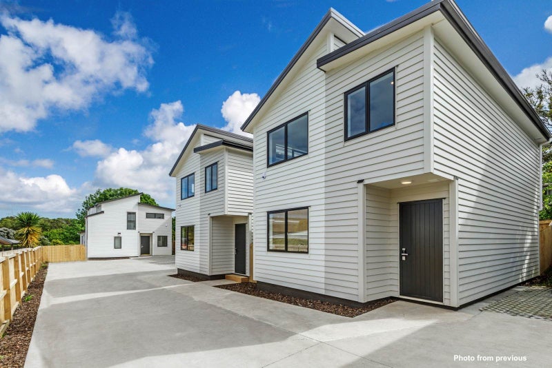 2/58 Sylvan Crescent, Te Atatu South, Auckland - Carousel 1