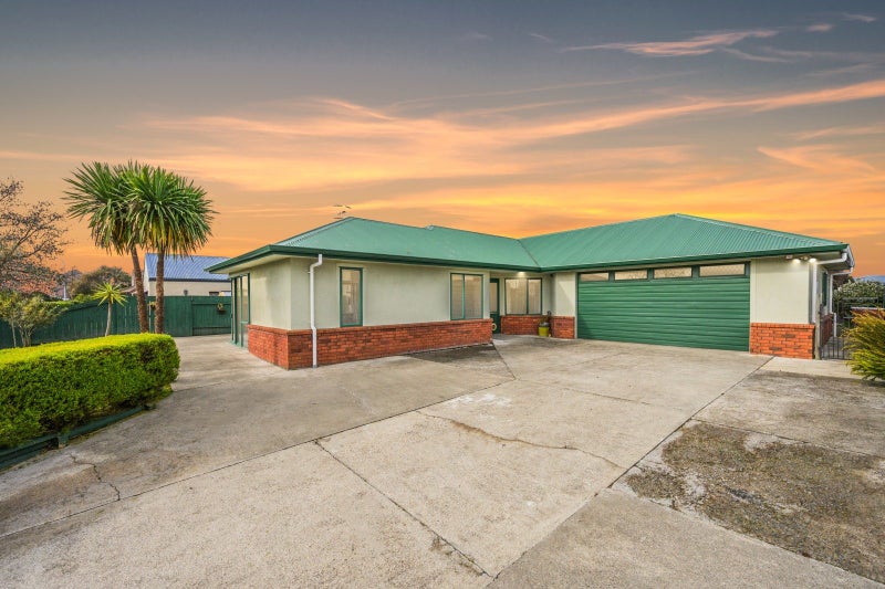 8 Fernlea Avenue, Kelvin Grove, Palmerston North - Carousel 1