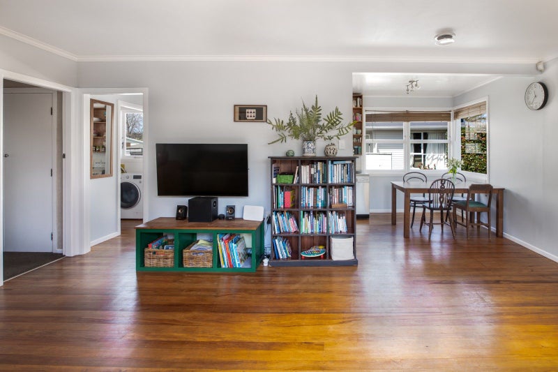 36 Deanwell Avenue, Deanwell, Hamilton - Carousel 2