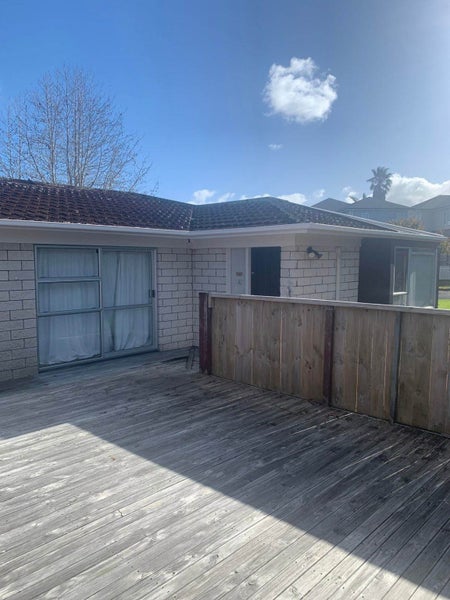 1/17 Hedge Row, Sunnyhills, Auckland - Carousel 2
