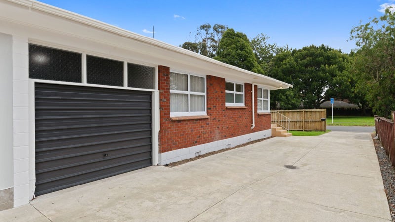 1/8 Edgewater Drive, Pakuranga, Auckland - Carousel 1
