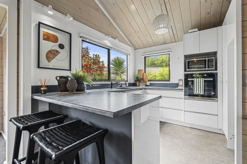 6 Honnor Place, Hurdon, New Plymouth - Carousel 2