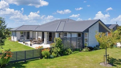 4 Rosewood Drive, Amberley, Amberley - Carousel 1