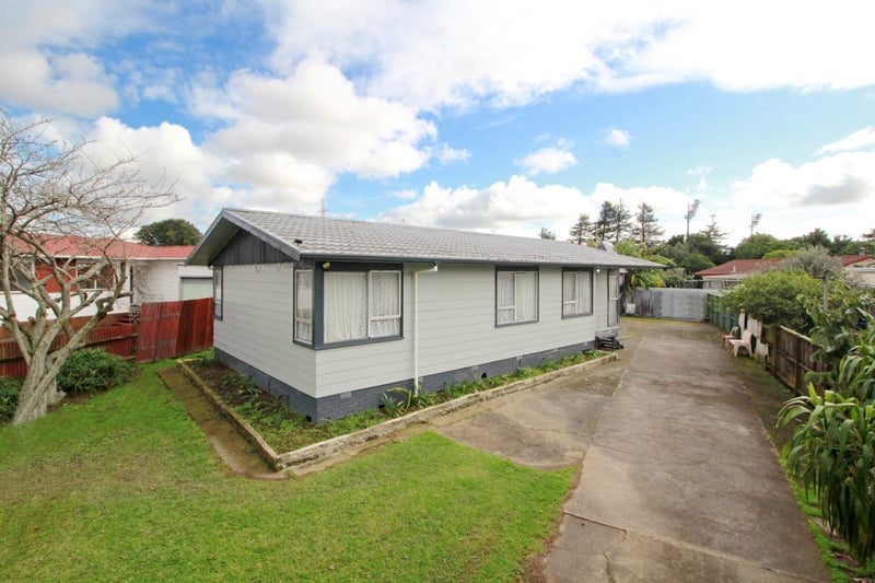 74 Sikkim Crescent, Clover Park, Auckland - Carousel 1