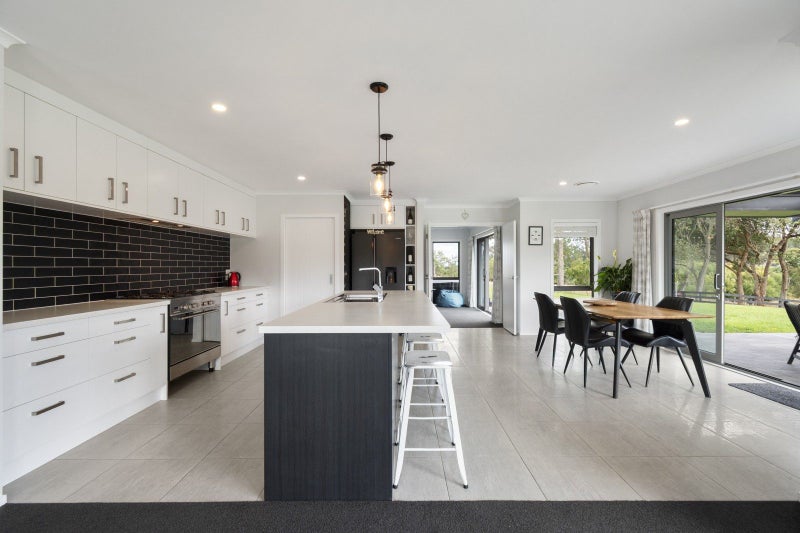 872A Reid Line EAST, BUNNYTHORPE, PALMERSTON NORTH - Carousel 2