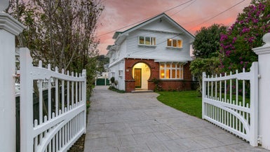 255 The Parade, Island Bay, Wellington - Carousel 1