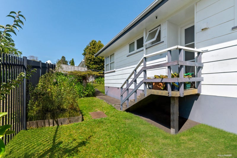 2/34B Sunnynook Road, Sunnynook, Auckland - Carousel 1