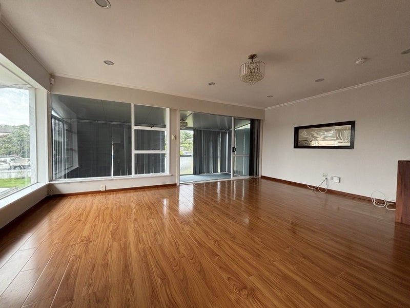 30 Udys Road, Pakuranga, Auckland - Carousel 1