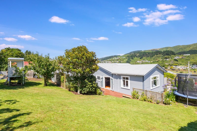 32 Handyside Street, Tawa, Wellington - Carousel 1