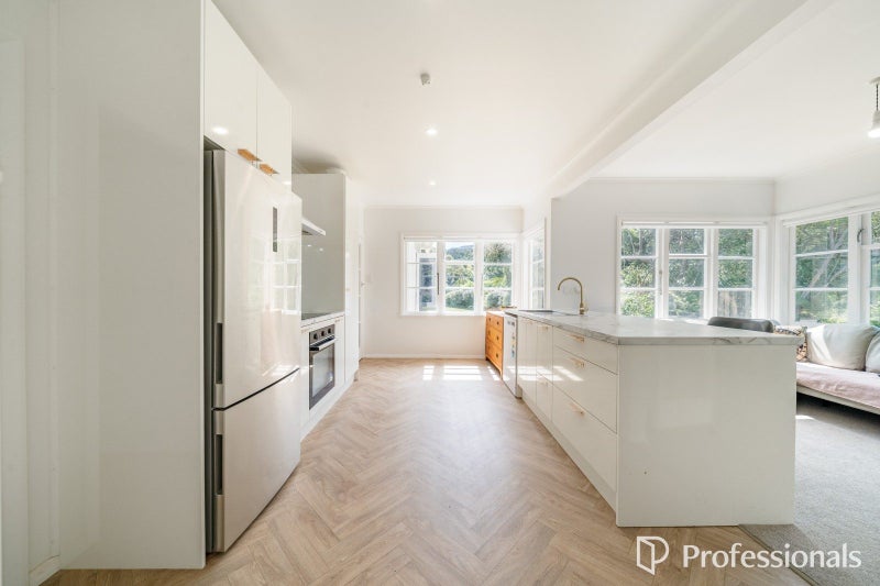 6 Te Whiti Grove, Korokoro, Lower Hutt - Carousel 2