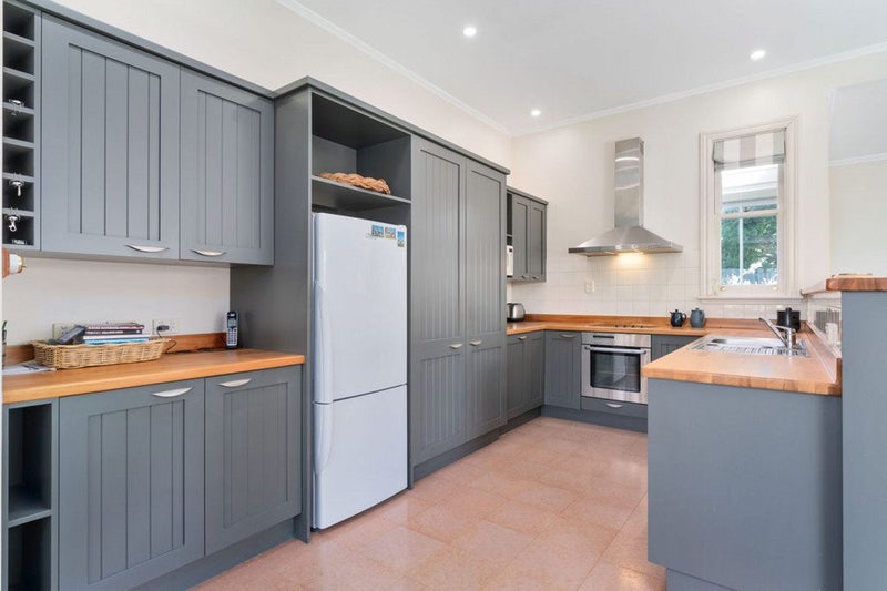 218 High Street South, Carterton - Carousel 2