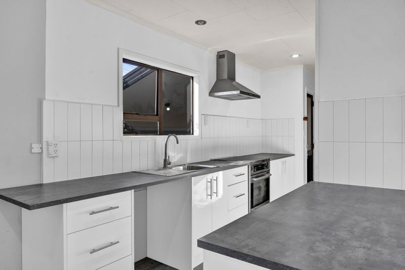 7 Swansea Road, Stratford - Carousel 2