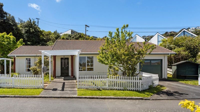 6 Erskine Close, Island Bay, Wellington - Carousel 1