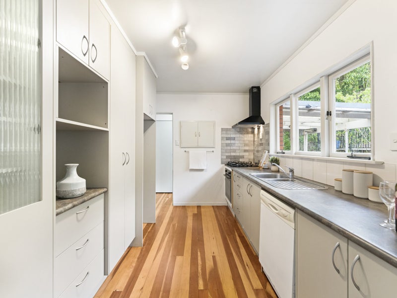 42 West Lynn Road, Titirangi, Auckland - Carousel 1