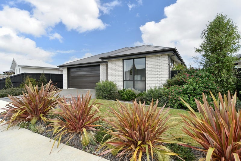 8 Jasmine Street, Woodend, Woodend - Carousel 1