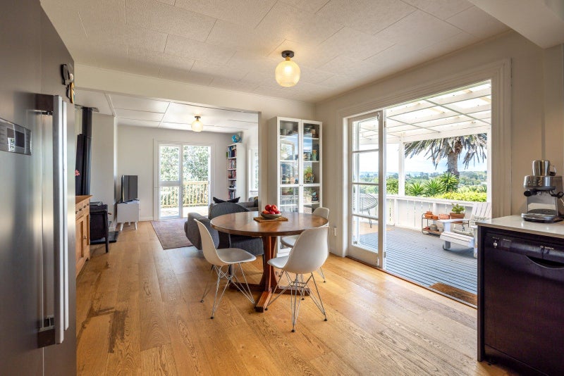 15 Wellington Road, Surfdale, Waiheke Island - Carousel 2