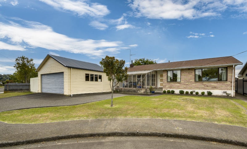 20 Warwick Crescent, Taradale, Napier - Carousel 1