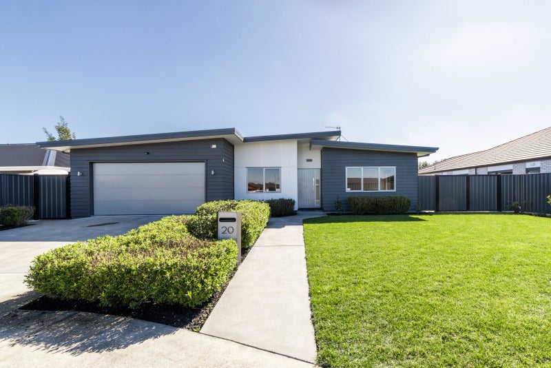 20 Dinneen Close, Frimley, Hastings - Carousel 1