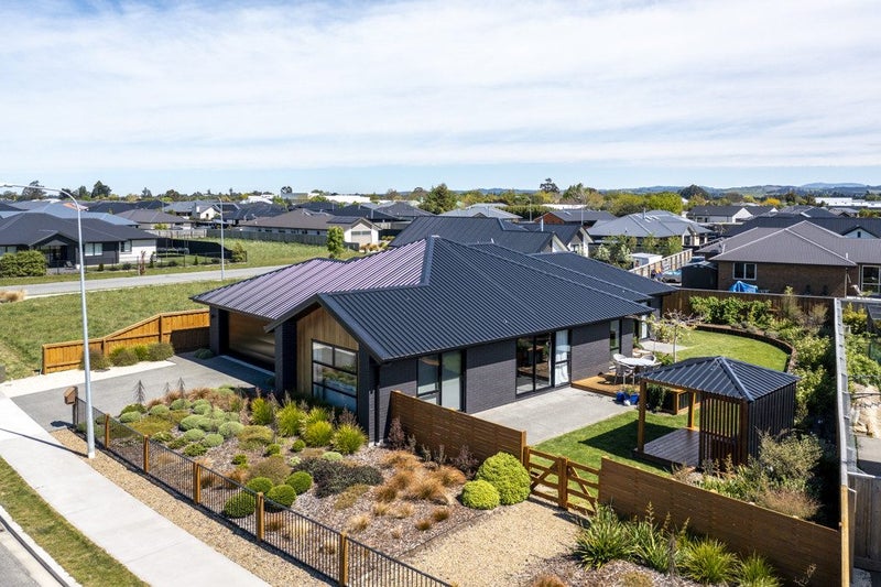 37 Claremont Crescent, Amberley, Amberley - Carousel 1
