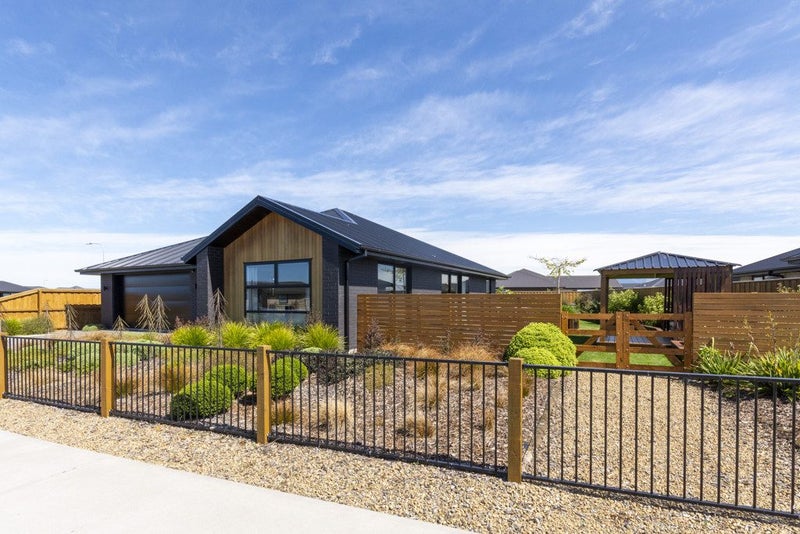 37 Claremont Crescent, Amberley, Amberley - Carousel 2