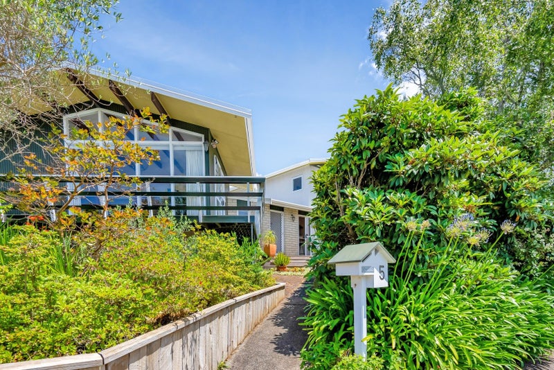 5 Longview Drive, Merrilands, New Plymouth - Carousel 1