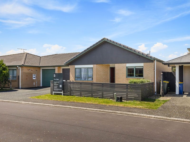 4 Wakaroa Avenue, Te Atatu Peninsula, Auckland - Carousel 1