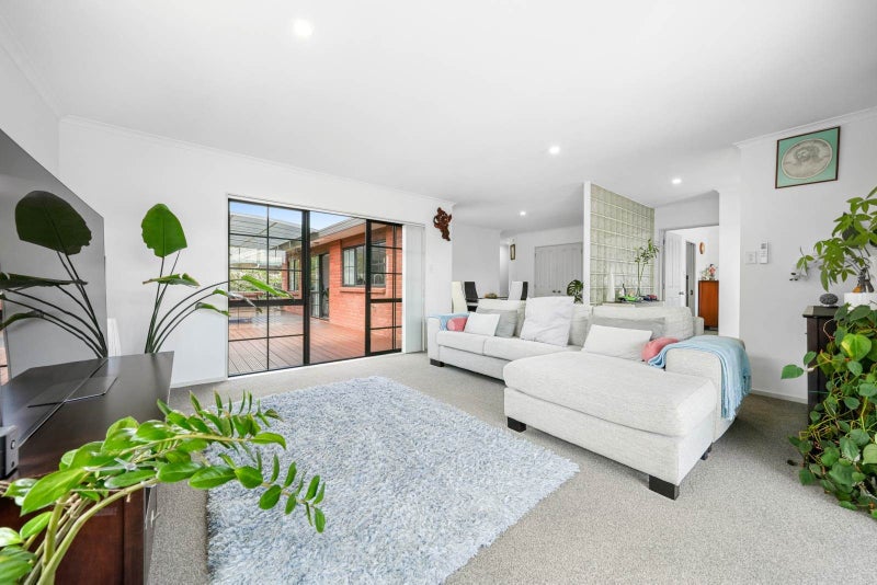 8 John Lister Close, Golflands, Auckland - Carousel 1